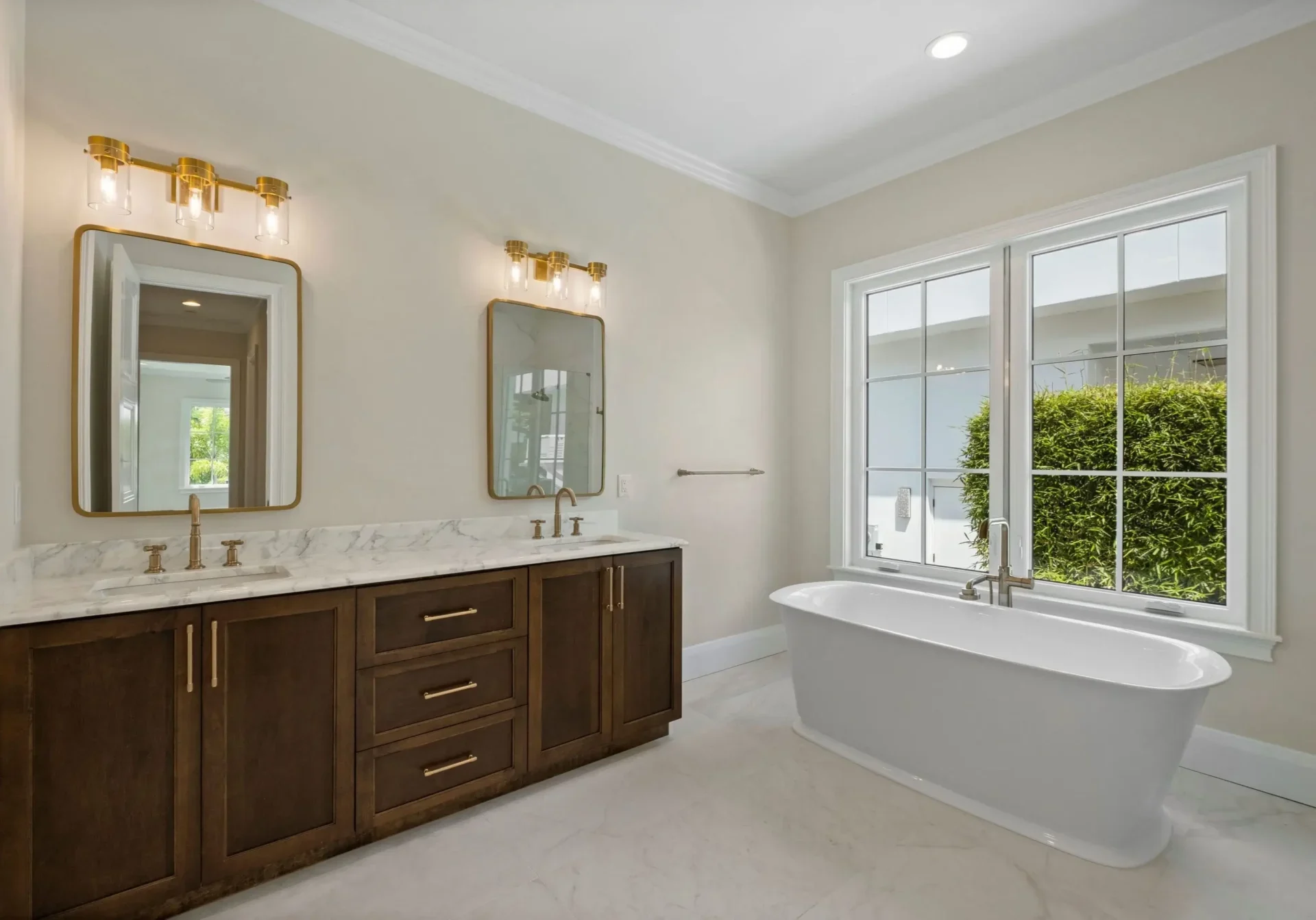 A bathroom with two sinks and a tub.